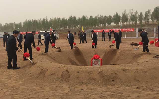 中慶建設(shè)集團李洪宇和朝陽市委市政府領(lǐng)導共同奠基_副本.jpg